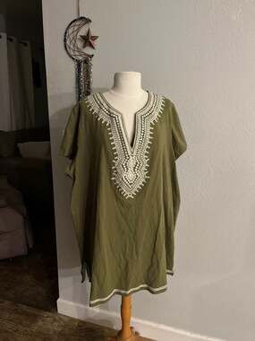 C. Wonder Plus Size 3X Olive Green Embroidered V-Neck Caftan Tunic Top